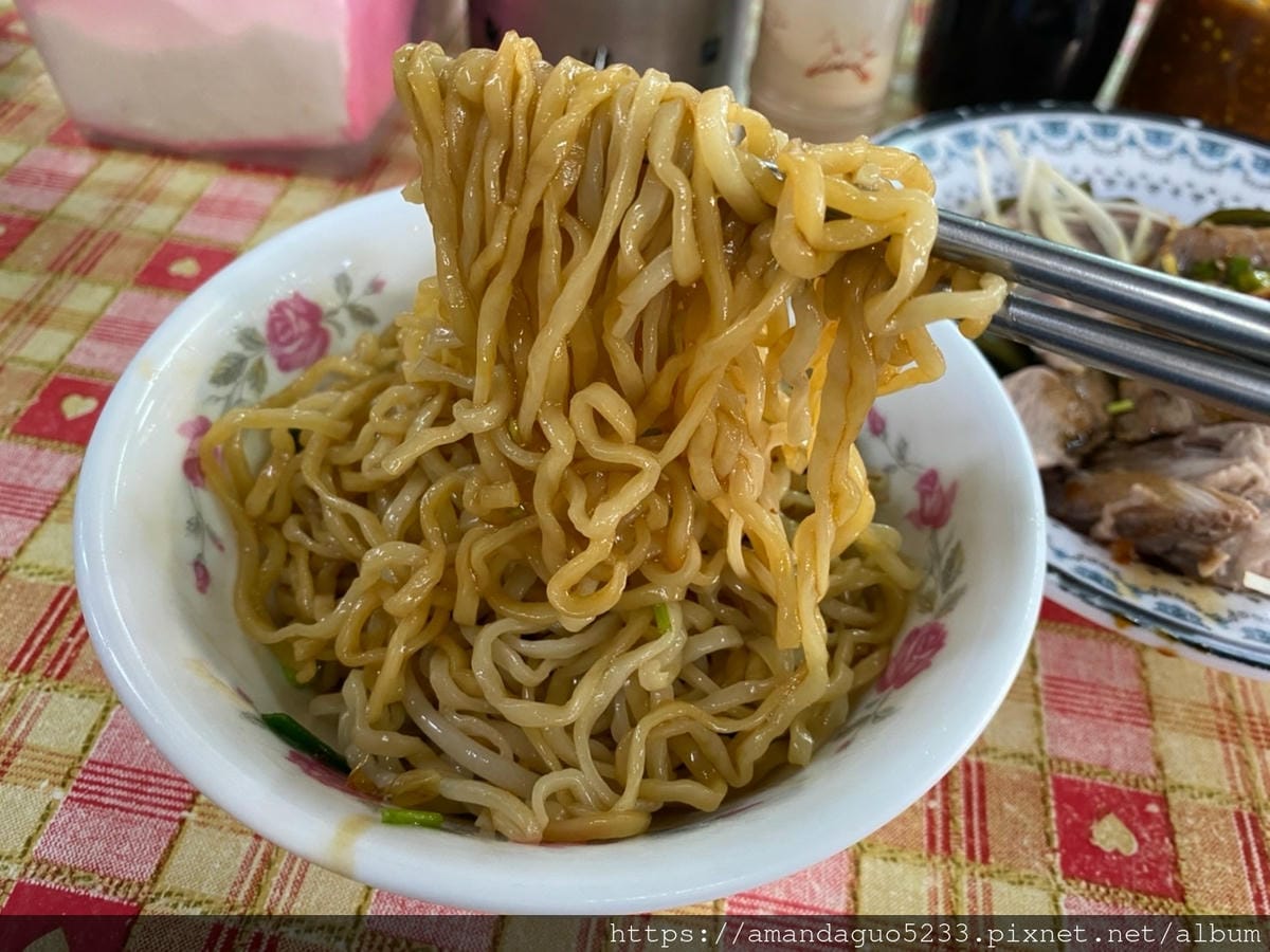 食記-台北市大安區信維市場無名米粉湯古早味人氣米粉湯,