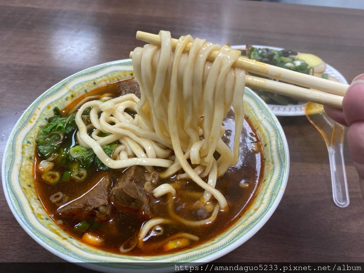 食記-台北市信義區小陳牛肉麵永春站人氣牛肉麵,湯濃肉大