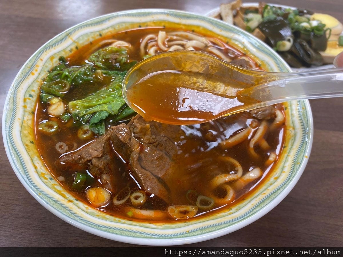 食記-台北市信義區小陳牛肉麵永春站人氣牛肉麵,湯濃肉大