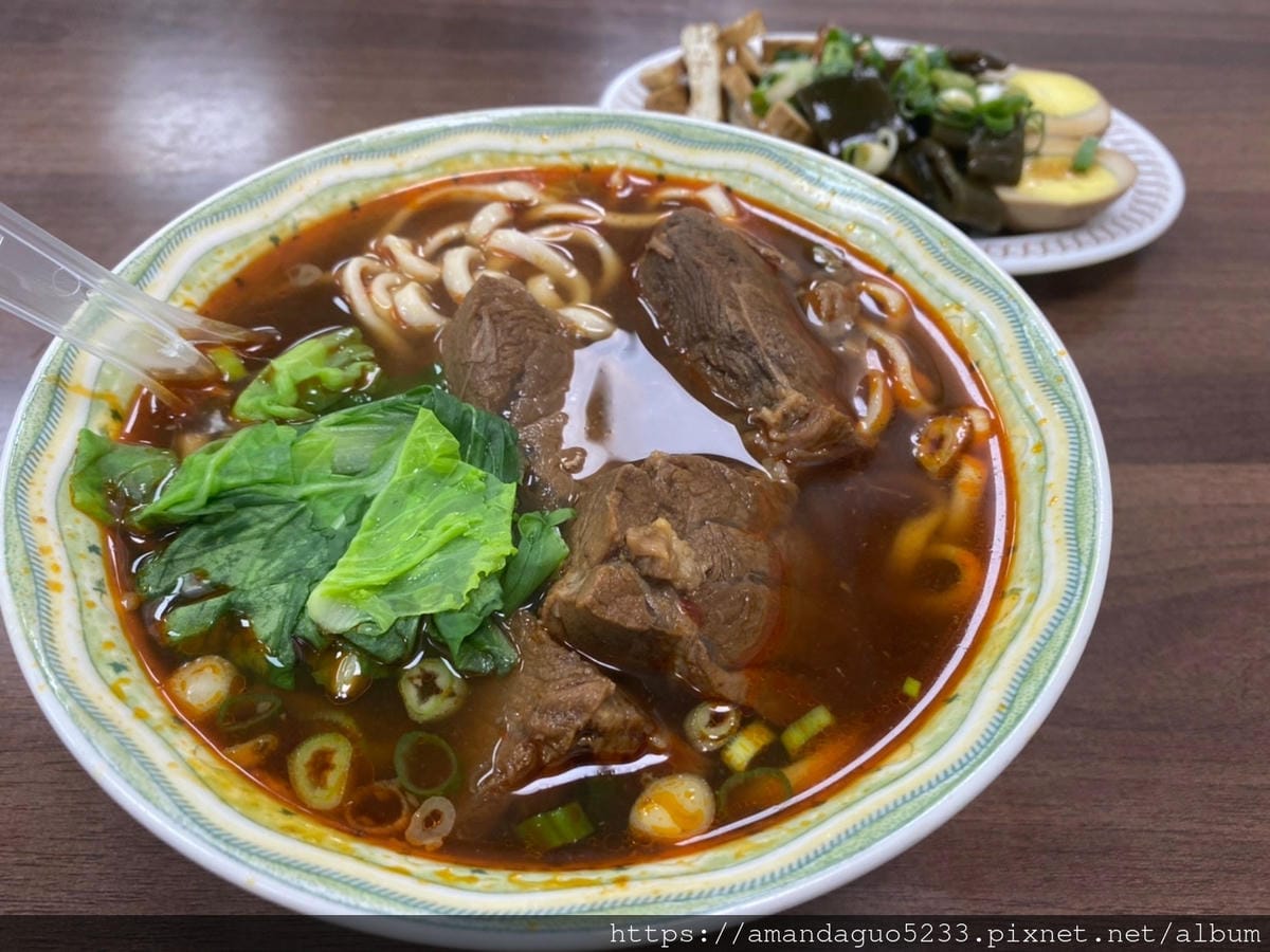 食記-台北市信義區小陳牛肉麵永春站人氣牛肉麵,湯濃肉大
