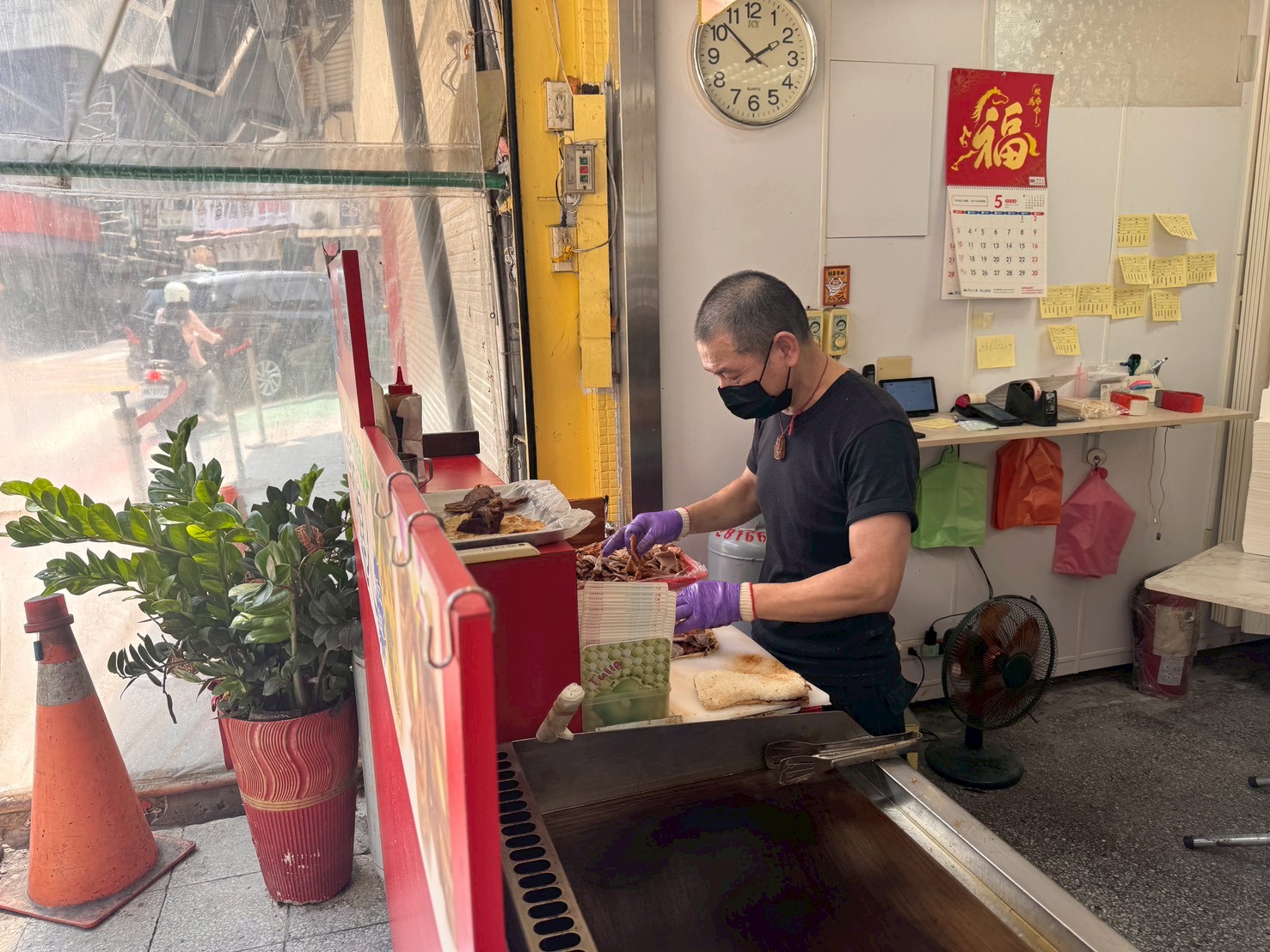 ｜食記-台北市信義區｜捲餅達人｜換店面的好吃捲餅店，手工自製餅皮越嚼越香，捲餅飽滿料實在，難怪經常接到附近公私機關大筆訂單！(限外帶)