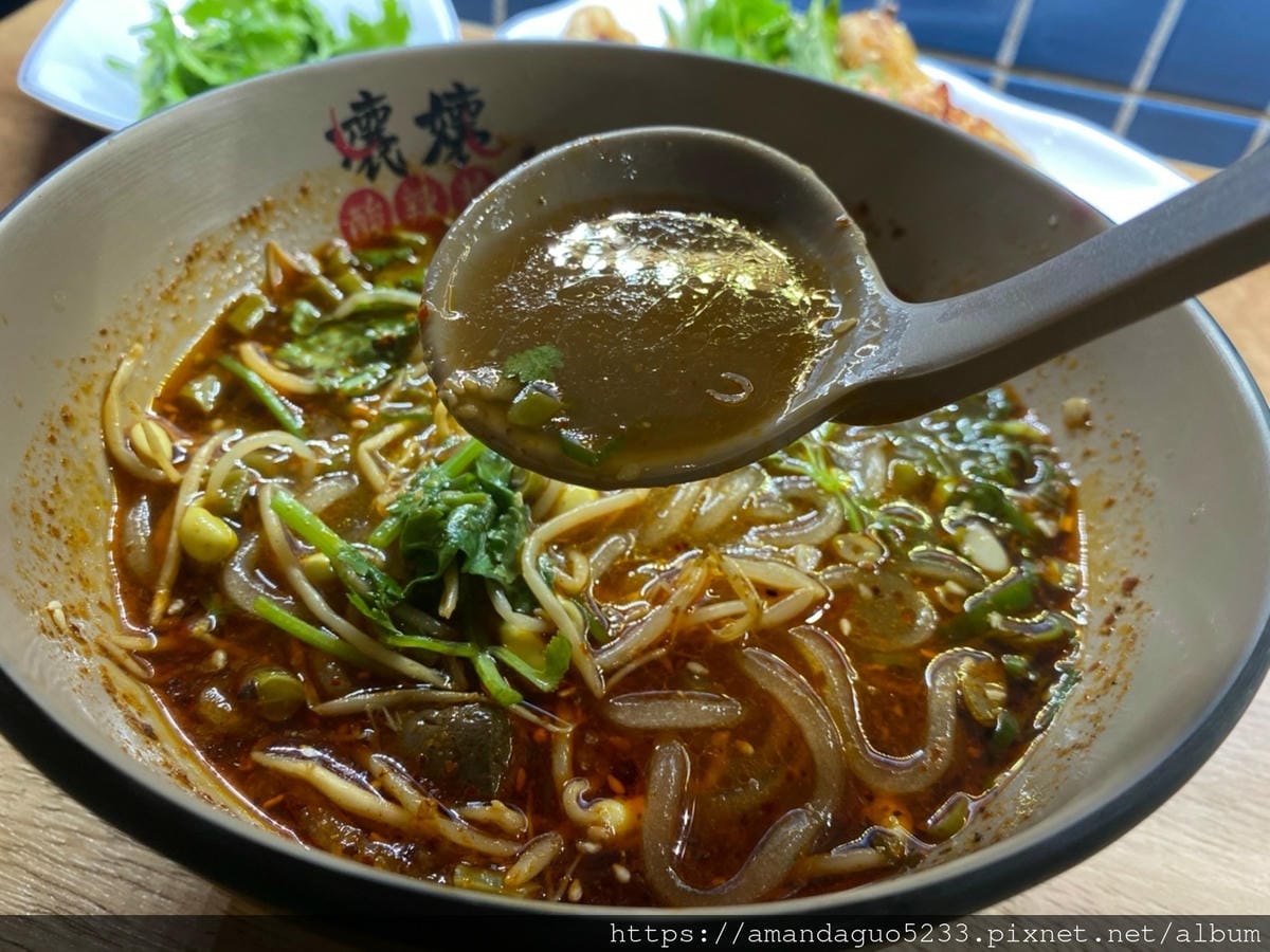 食記-台北市大安區孃孃酸辣粉讓人吃完大爆汗的酸辣粉,麻 食記-台北市大安區孃孃酸辣粉讓人吃完大爆汗的酸辣粉,麻