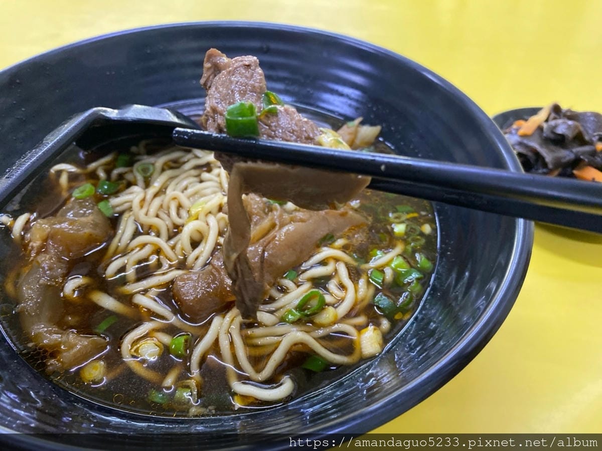 食記-台北市信義區許家黃金牛肉麵據說是綜藝天王愛的牛肉