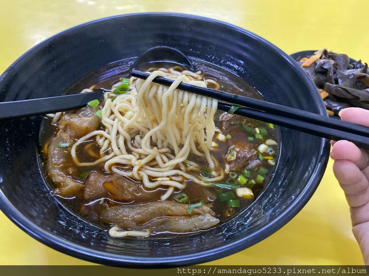 食記-台北市信義區許家黃金牛肉麵據說是綜藝天王愛的牛肉