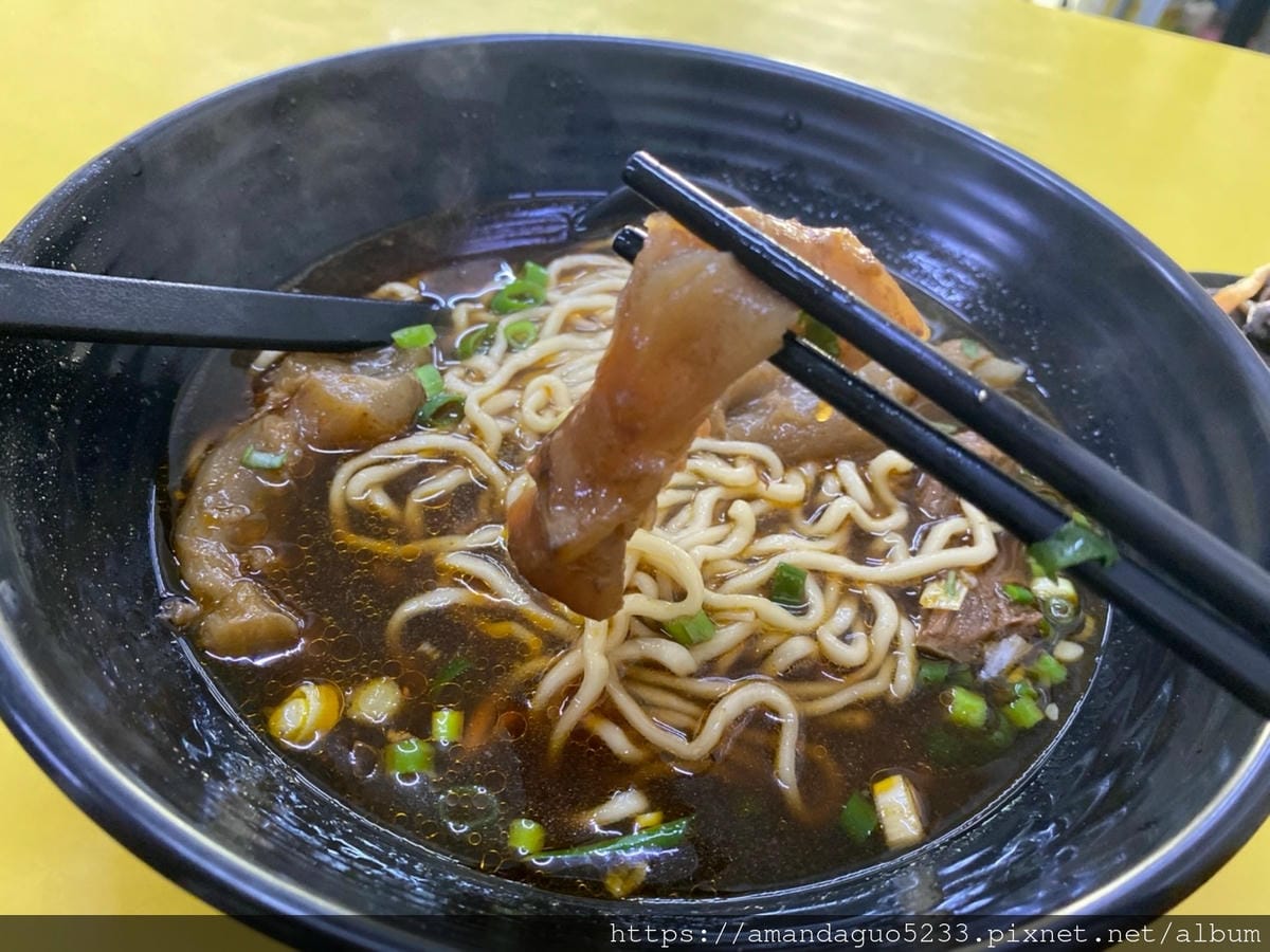 食記-台北市信義區許家黃金牛肉麵據說是綜藝天王愛的牛肉