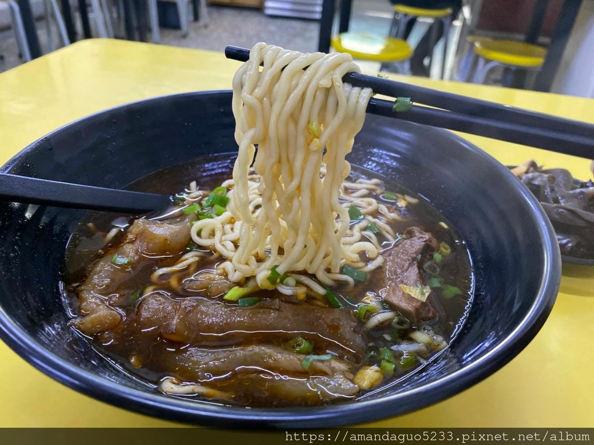 食記-台北市信義區許家黃金牛肉麵據說是綜藝天王愛的牛肉