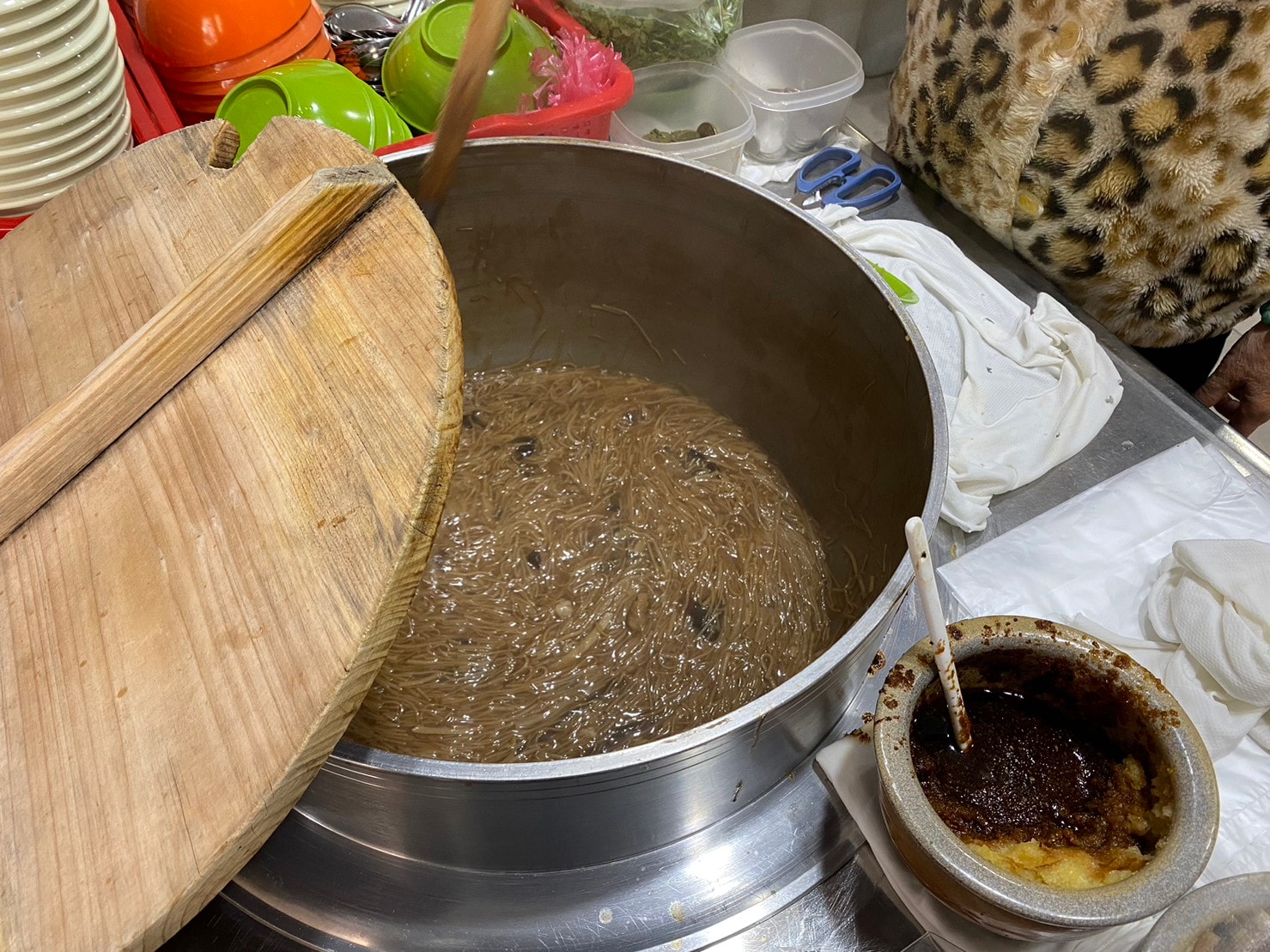 ｜食記-新北市三重區｜仁政蕭家大腸麵線｜市場內老字號大腸麵線，麵線大腸頭直接來一組就對了！