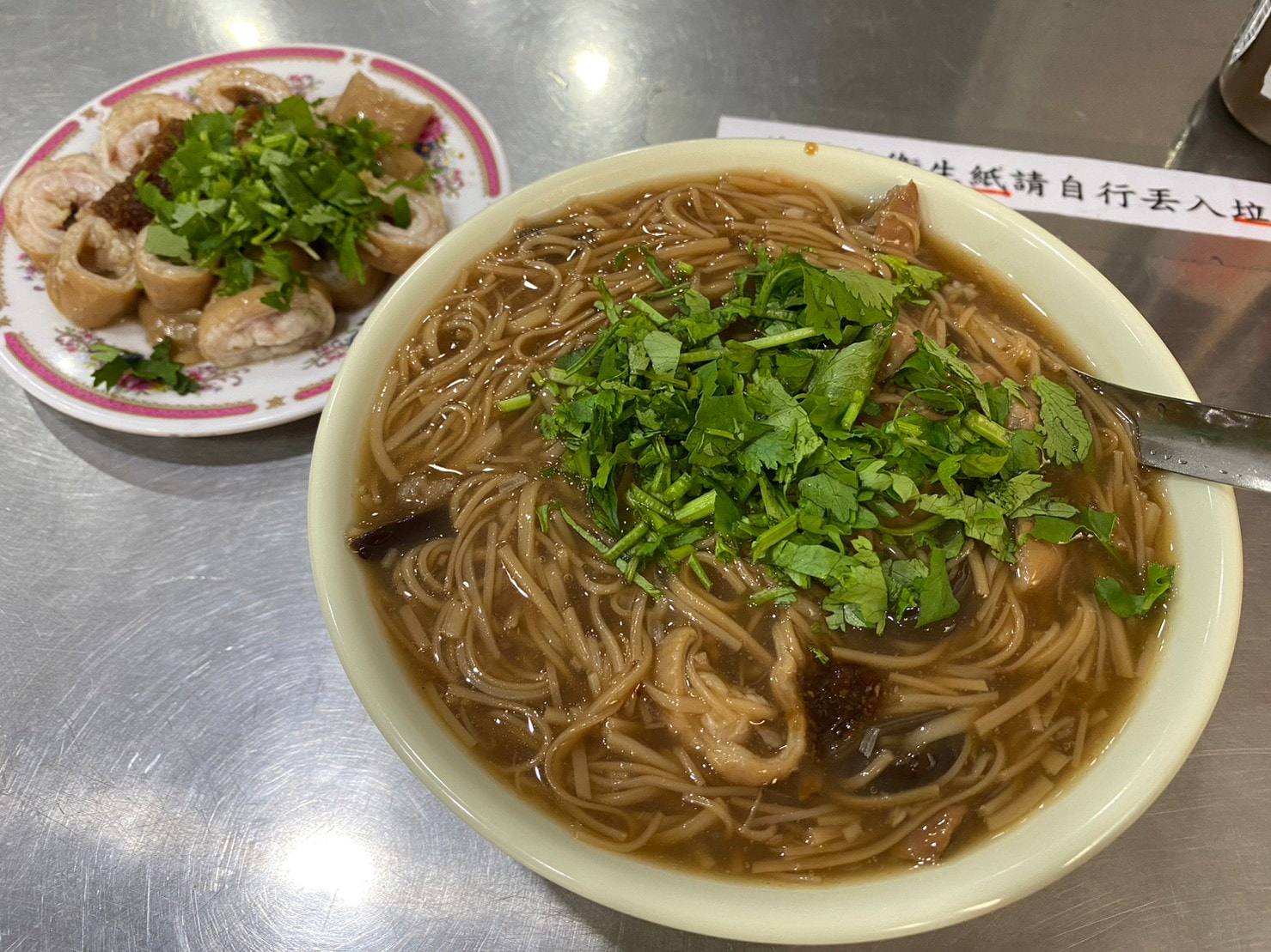 ｜食記-新北市三重區｜仁政蕭家大腸麵線｜市場內老字號大腸麵線，麵線大腸頭直接來一組就對了！