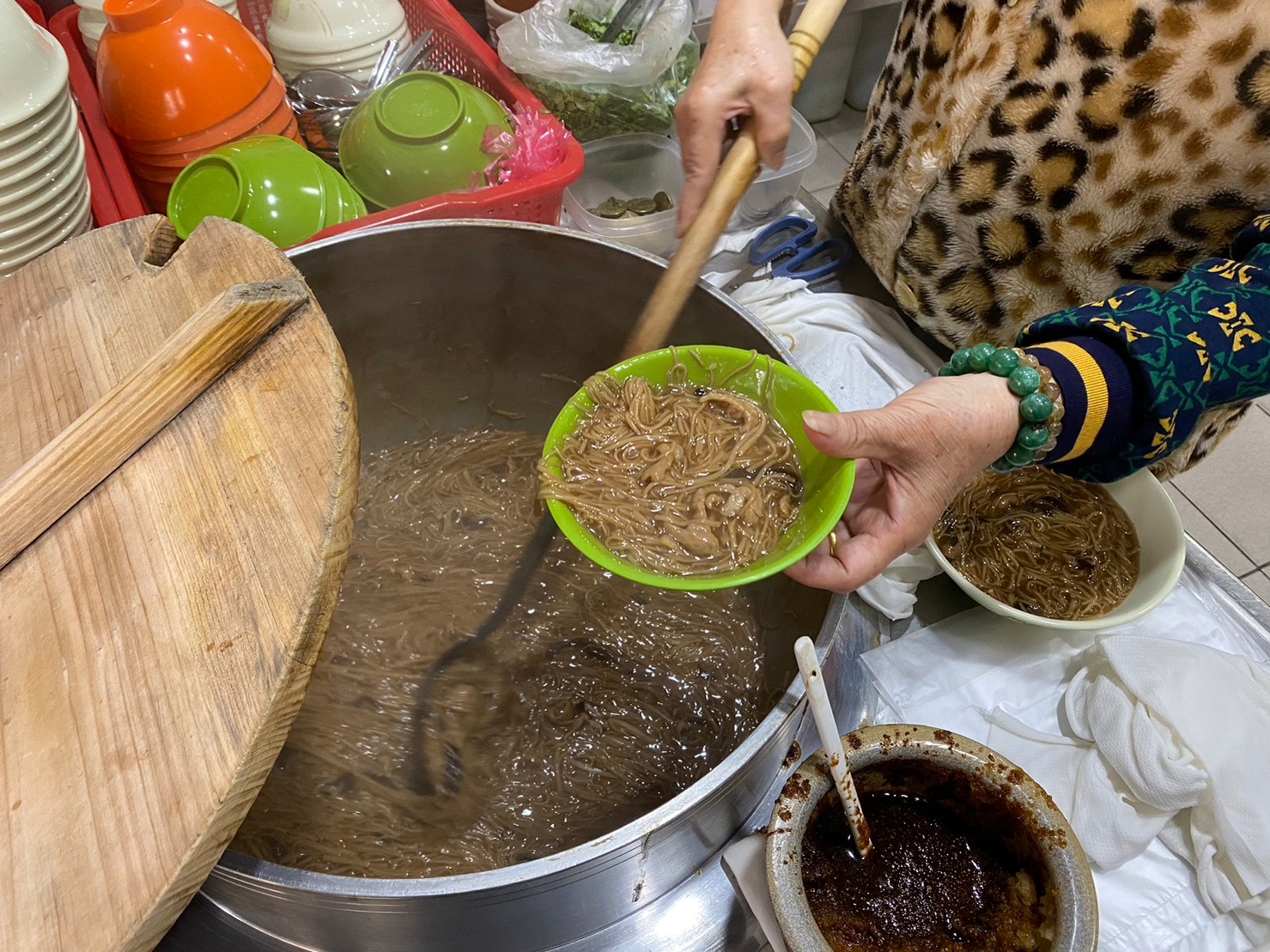 ｜食記-新北市三重區｜仁政蕭家大腸麵線｜市場內老字號大腸麵線，麵線大腸頭直接來一組就對了！