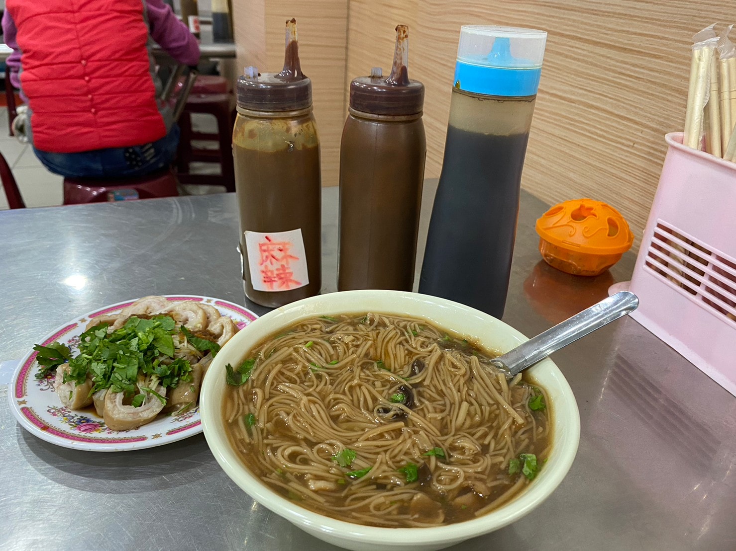 ｜食記-新北市三重區｜仁政蕭家大腸麵線｜市場內老字號大腸麵線，麵線大腸頭直接來一組就對了！