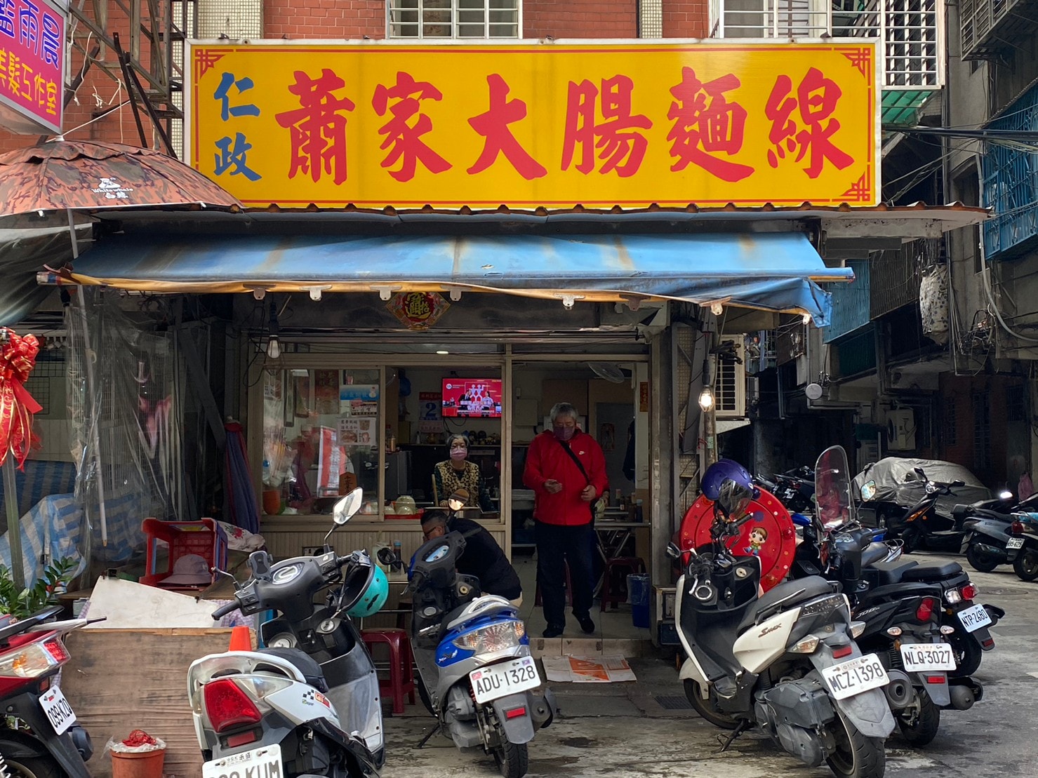 ｜食記-新北市三重區｜仁政蕭家大腸麵線｜市場內老字號大腸麵線，麵線大腸頭直接來一組就對了！