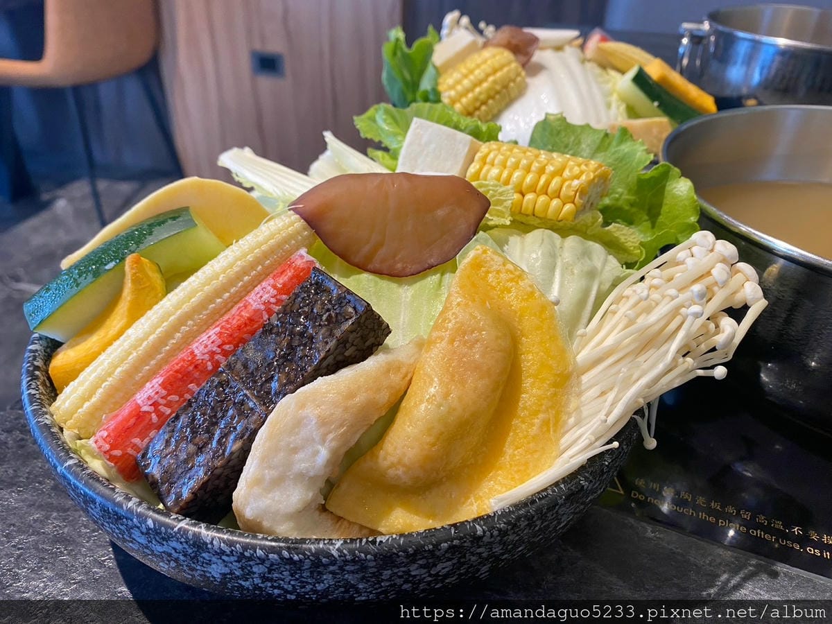 ｜食記-宜蘭縣頭城鎮｜七度鍋物｜在地人也推的火鍋店！空間挑高
