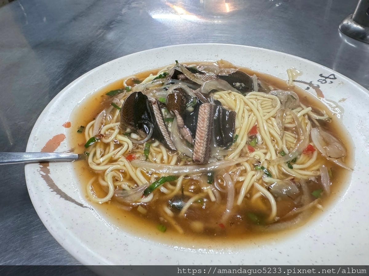 食記-新北市三重區阿誠鱔魚麵五華街巷內鱔魚麵,看起來很