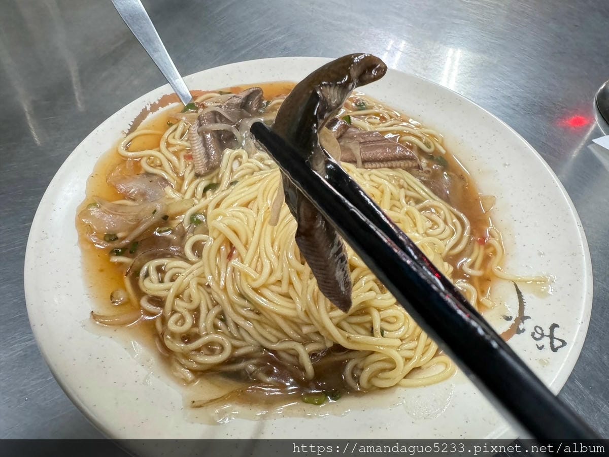 食記-新北市三重區阿誠鱔魚麵五華街巷內鱔魚麵,看起來很