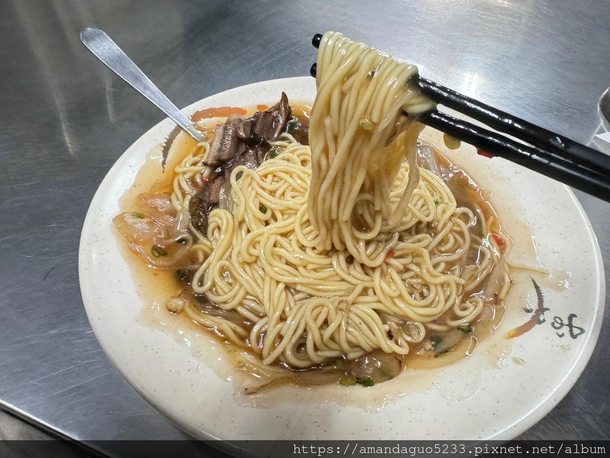 食記-新北市三重區阿誠鱔魚麵五華街巷內鱔魚麵,看起來很