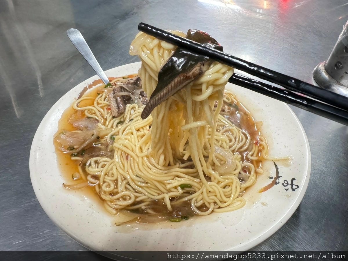 食記-新北市三重區阿誠鱔魚麵五華街巷內鱔魚麵,看起來很