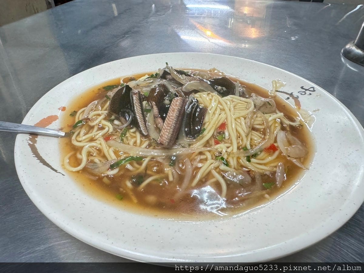 食記-新北市三重區阿誠鱔魚麵五華街巷內鱔魚麵,看起來很