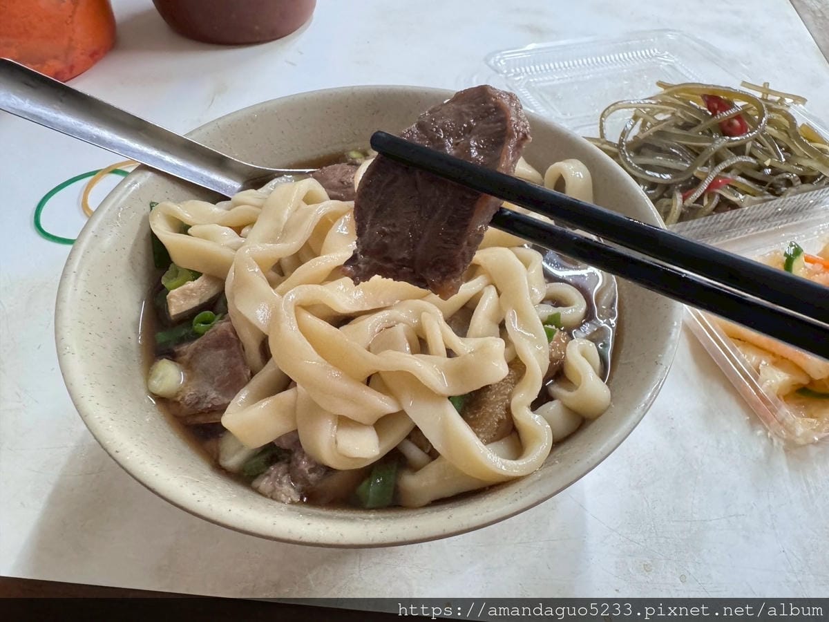 LINE_ALBUM_湯中藥+醬味,粗麵有咬勁,牛肉薄且多汁,酸菜不搶味牛油微辣微油但有味,牛_250604_26