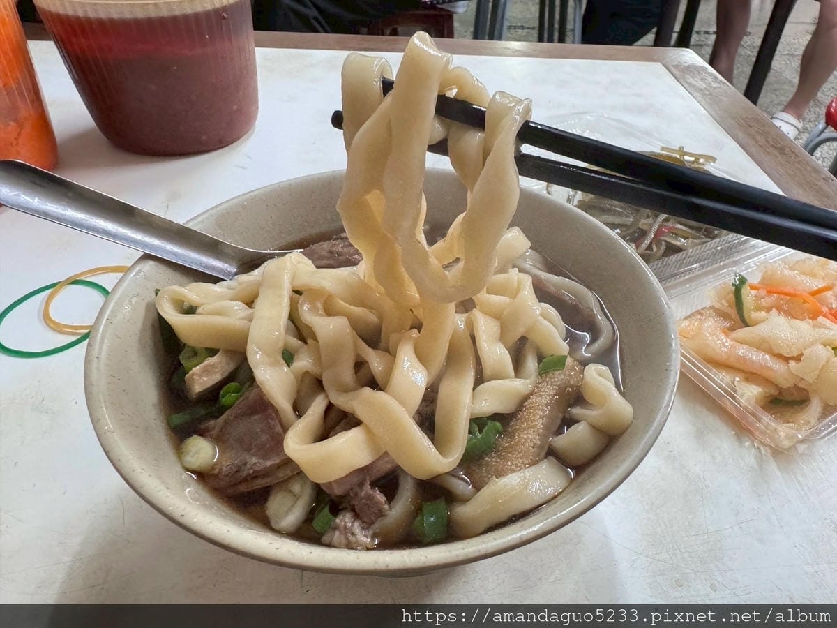 LINE_ALBUM_湯中藥+醬味,粗麵有咬勁,牛肉薄且多汁,酸菜不搶味牛油微辣微油但有味,牛_250604_24