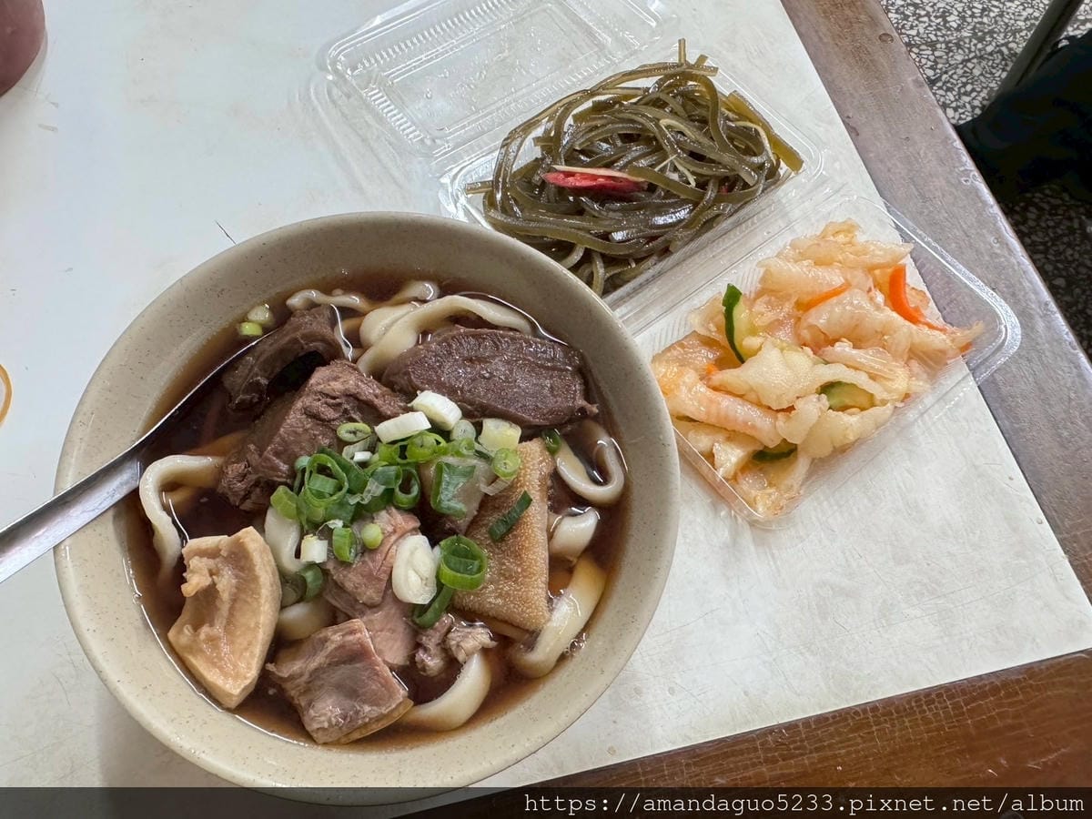 LINE_ALBUM_湯中藥+醬味,粗麵有咬勁,牛肉薄且多汁,酸菜不搶味牛油微辣微油但有味,牛_250604_10