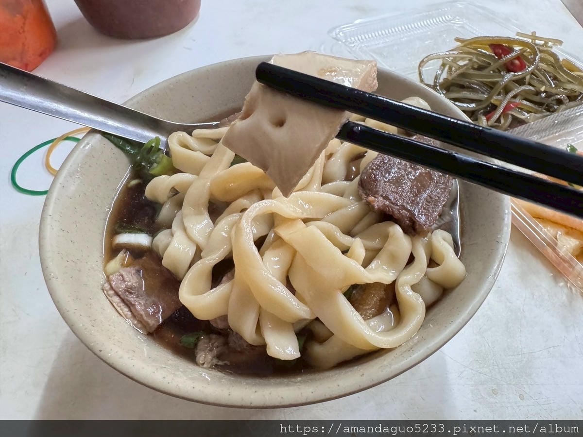 LINE_ALBUM_湯中藥+醬味,粗麵有咬勁,牛肉薄且多汁,酸菜不搶味牛油微辣微油但有味,牛_250604_28