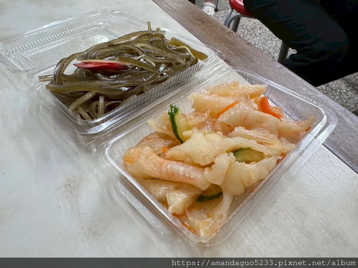 LINE_ALBUM_湯中藥+醬味,粗麵有咬勁,牛肉薄且多汁,酸菜不搶味牛油微辣微油但有味,牛_250604_9