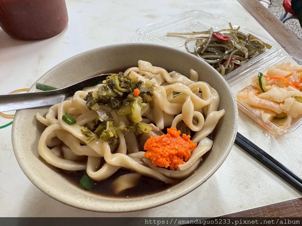 LINE_ALBUM_湯中藥+醬味,粗麵有咬勁,牛肉薄且多汁,酸菜不搶味牛油微辣微油但有味,牛_250604_43