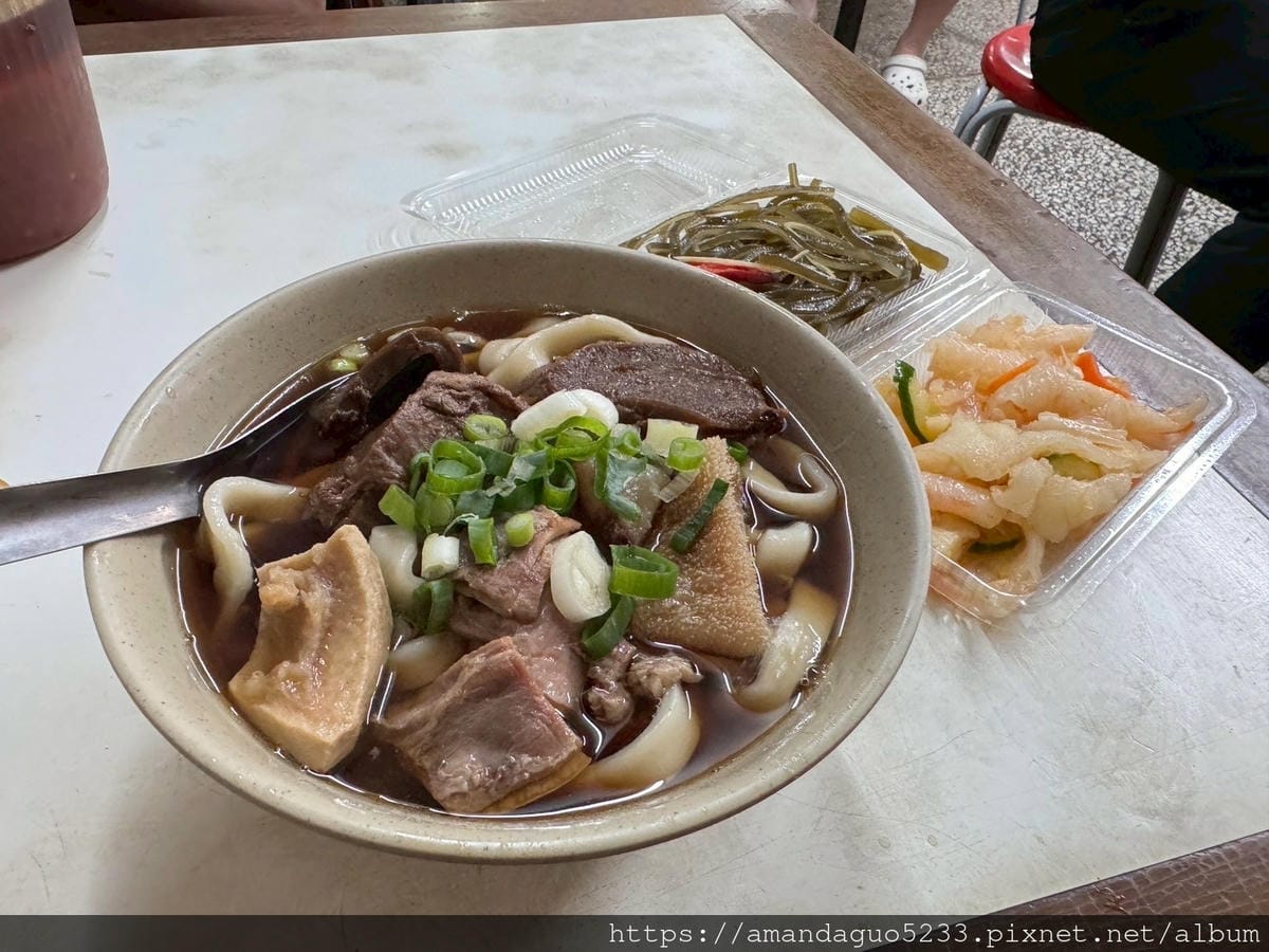 LINE_ALBUM_湯中藥+醬味,粗麵有咬勁,牛肉薄且多汁,酸菜不搶味牛油微辣微油但有味,牛_250604_11