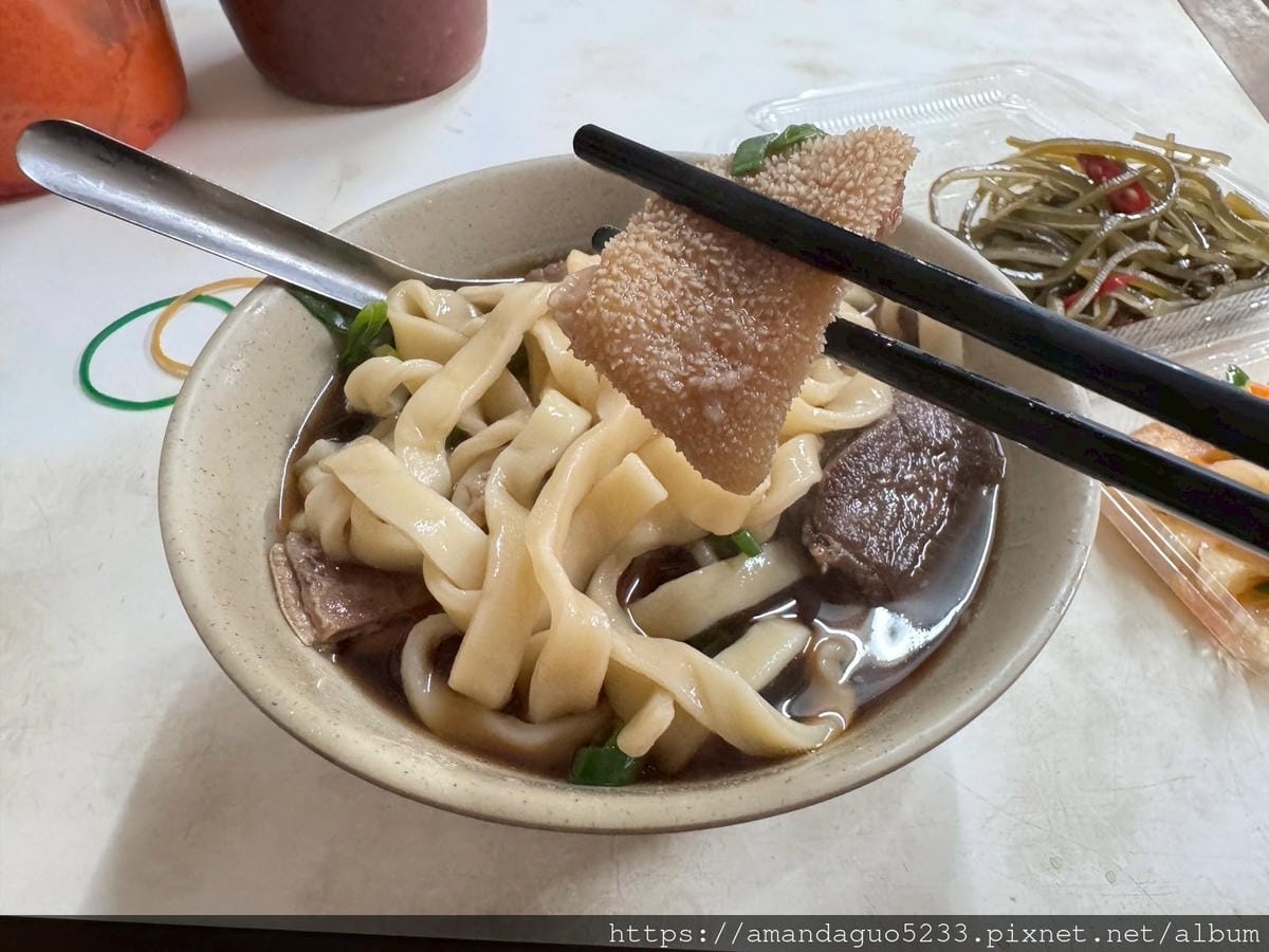 LINE_ALBUM_湯中藥+醬味,粗麵有咬勁,牛肉薄且多汁,酸菜不搶味牛油微辣微油但有味,牛_250604_30