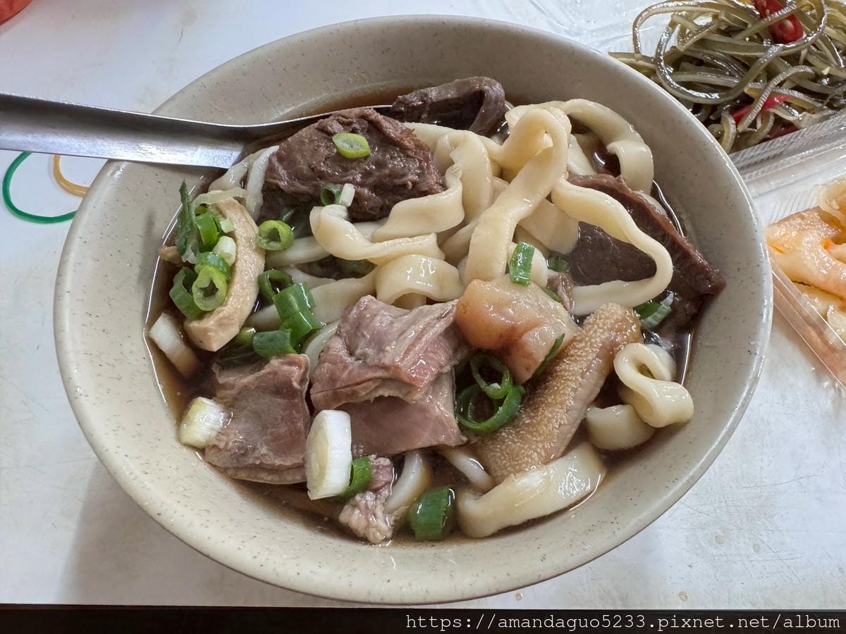 LINE_ALBUM_湯中藥+醬味,粗麵有咬勁,牛肉薄且多汁,酸菜不搶味牛油微辣微油但有味,牛_250604_22