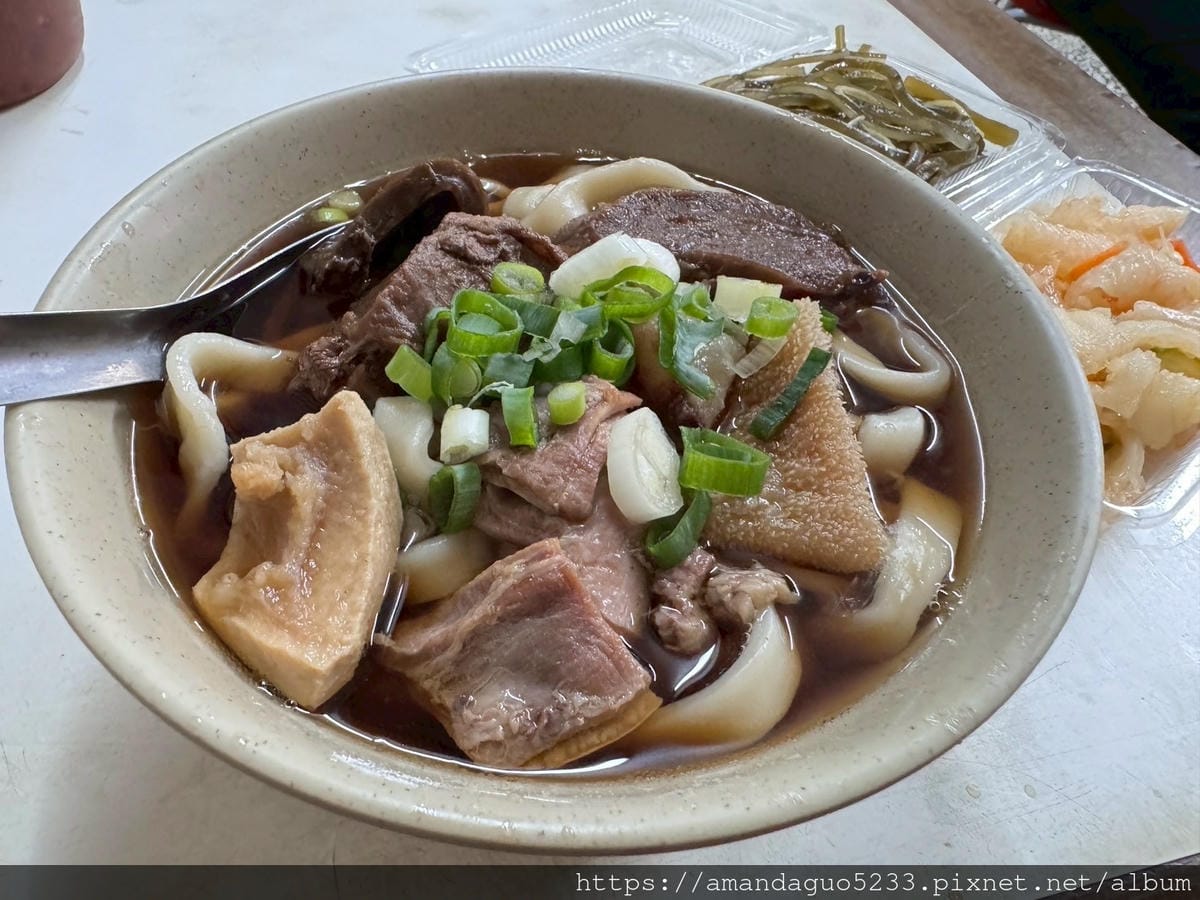 LINE_ALBUM_湯中藥+醬味,粗麵有咬勁,牛肉薄且多汁,酸菜不搶味牛油微辣微油但有味,牛_250604_16
