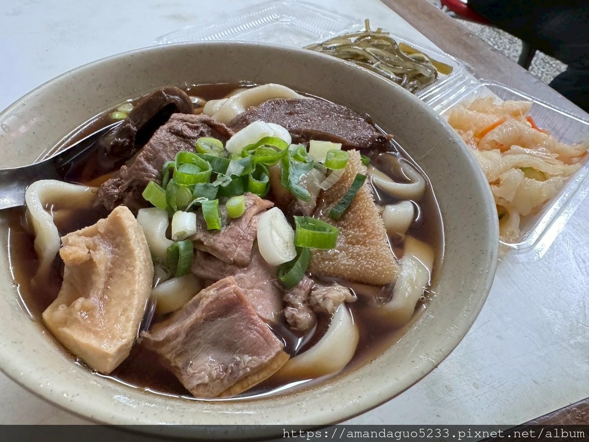 LINE_ALBUM_湯中藥+醬味,粗麵有咬勁,牛肉薄且多汁,酸菜不搶味牛油微辣微油但有味,牛_250604_12