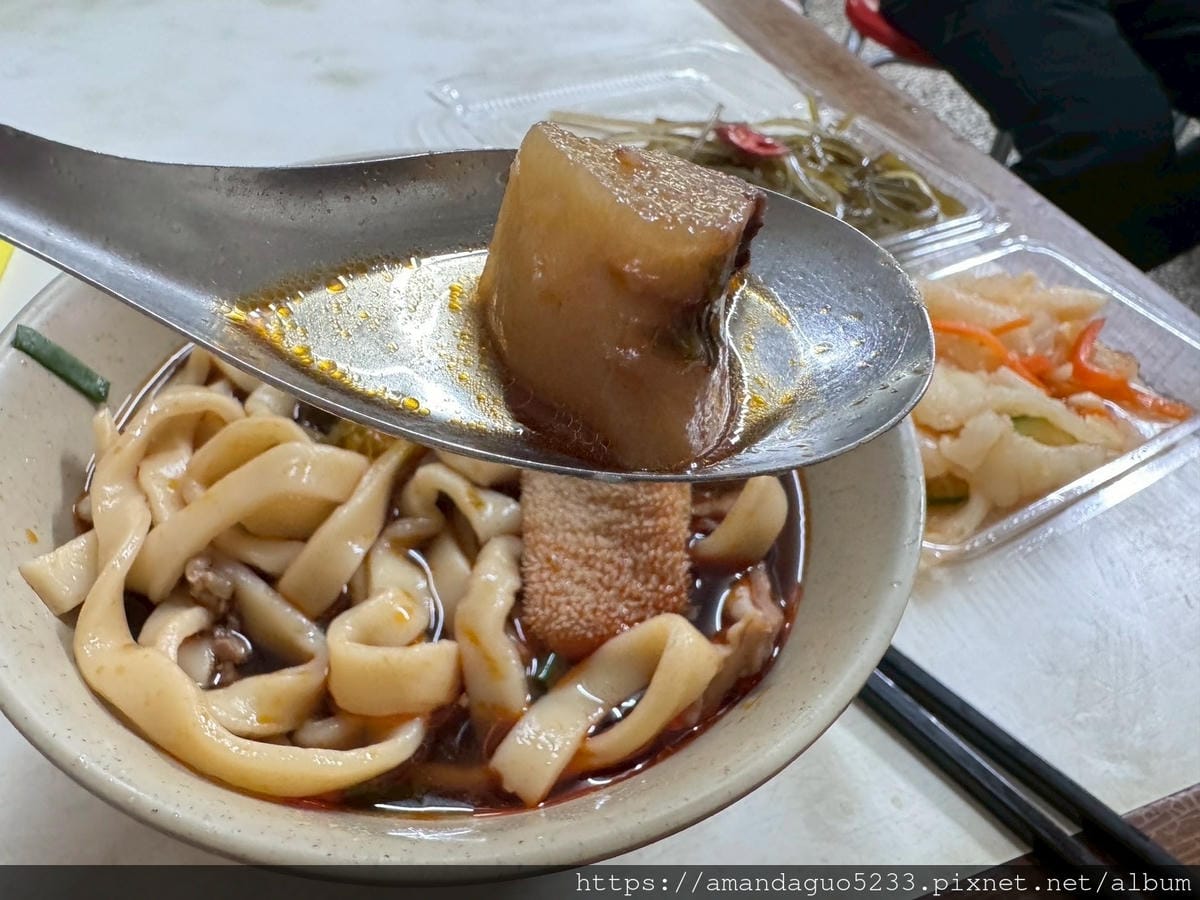 LINE_ALBUM_湯中藥+醬味,粗麵有咬勁,牛肉薄且多汁,酸菜不搶味牛油微辣微油但有味,牛_250604_48