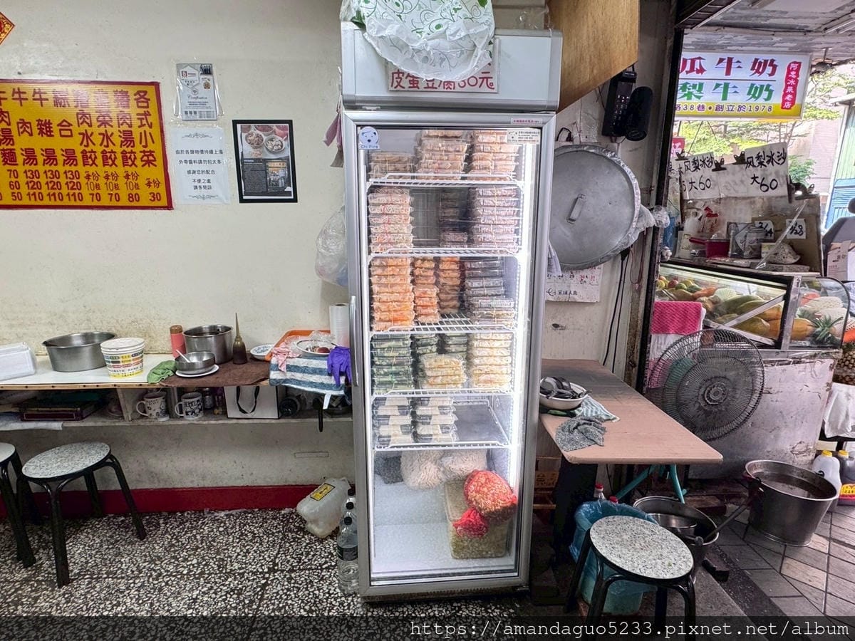 LINE_ALBUM_湯中藥+醬味,粗麵有咬勁,牛肉薄且多汁,酸菜不搶味牛油微辣微油但有味,牛_250604_6