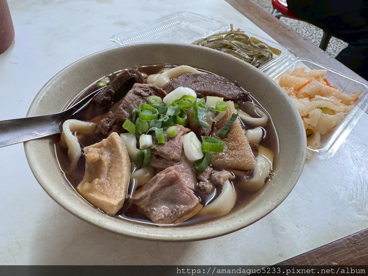 LINE_ALBUM_湯中藥+醬味,粗麵有咬勁,牛肉薄且多汁,酸菜不搶味牛油微辣微油但有味,牛_250604_13