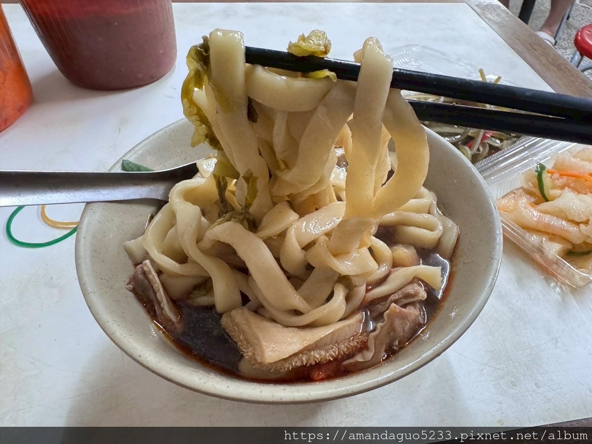 LINE_ALBUM_湯中藥+醬味,粗麵有咬勁,牛肉薄且多汁,酸菜不搶味牛油微辣微油但有味,牛_250604_47