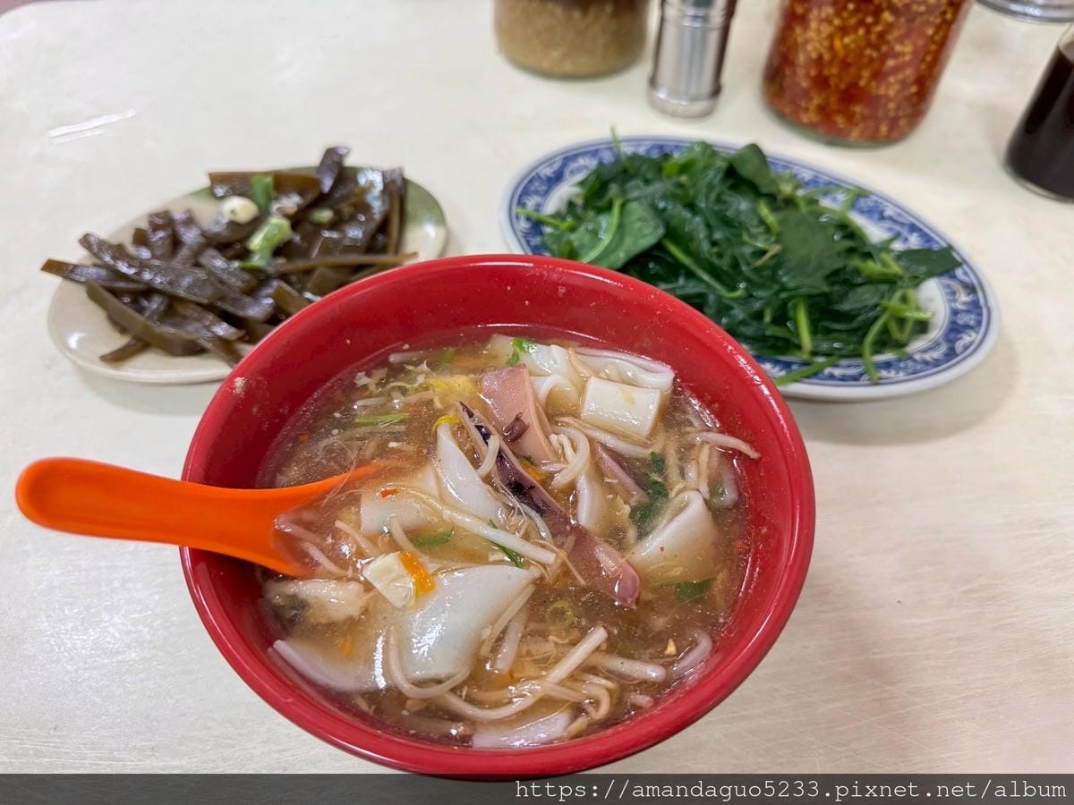 LINE_ALBUM_柴魚風味淡淡沙茶湯頭不錯 大量豆芽菜 生魷魚板條 量不多辣椒香 醬料不錯 海帶_250522_4 LINE_ALBUM_柴魚風味淡淡沙茶湯頭不錯 大量豆芽菜 生魷魚板條 量不多辣椒香 醬料不錯 海帶_250522_4
