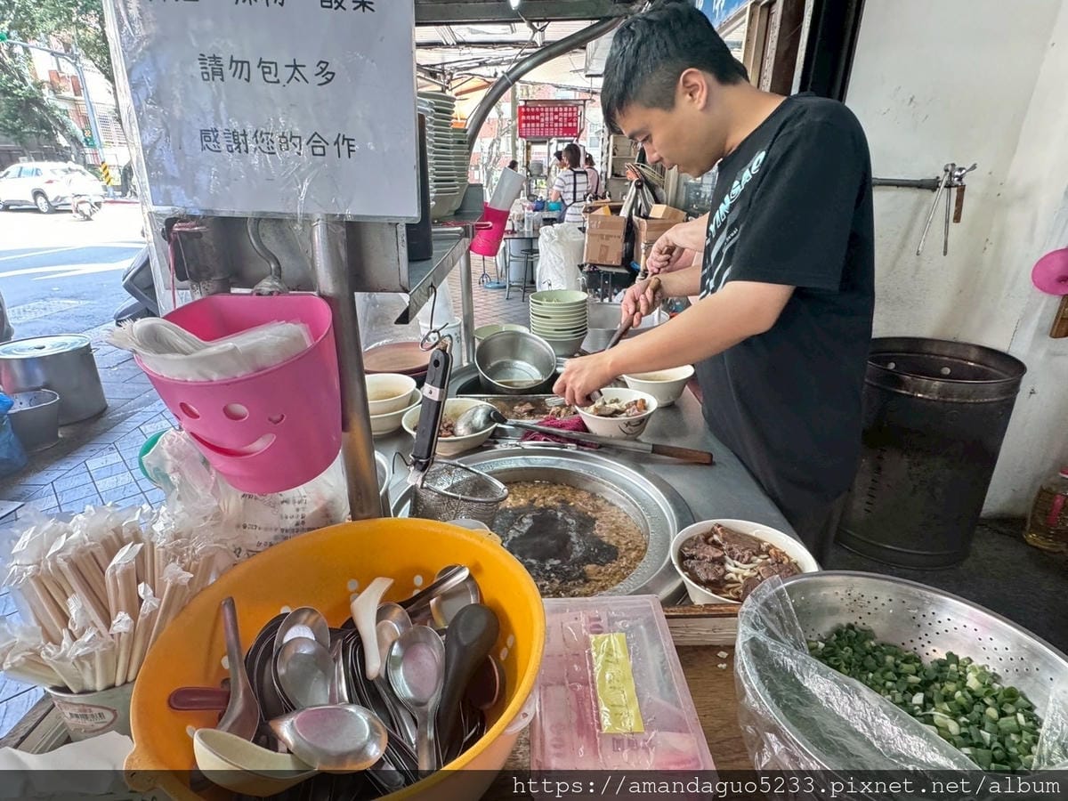 LINE_ALBUM_湯有微微中藥味很溫順,粗麵Q滑有咬勁,牛油不油酸菜不搶味,牛肉雜軟硬很剛_250604_4