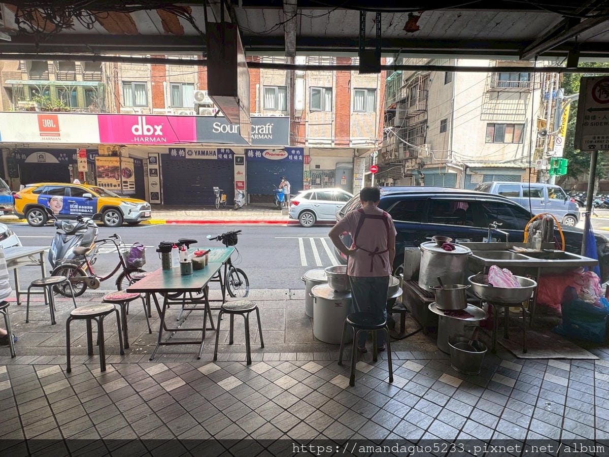 LINE_ALBUM_湯有微微中藥味很溫順,粗麵Q滑有咬勁,牛油不油酸菜不搶味,牛肉雜軟硬很剛_250604_8