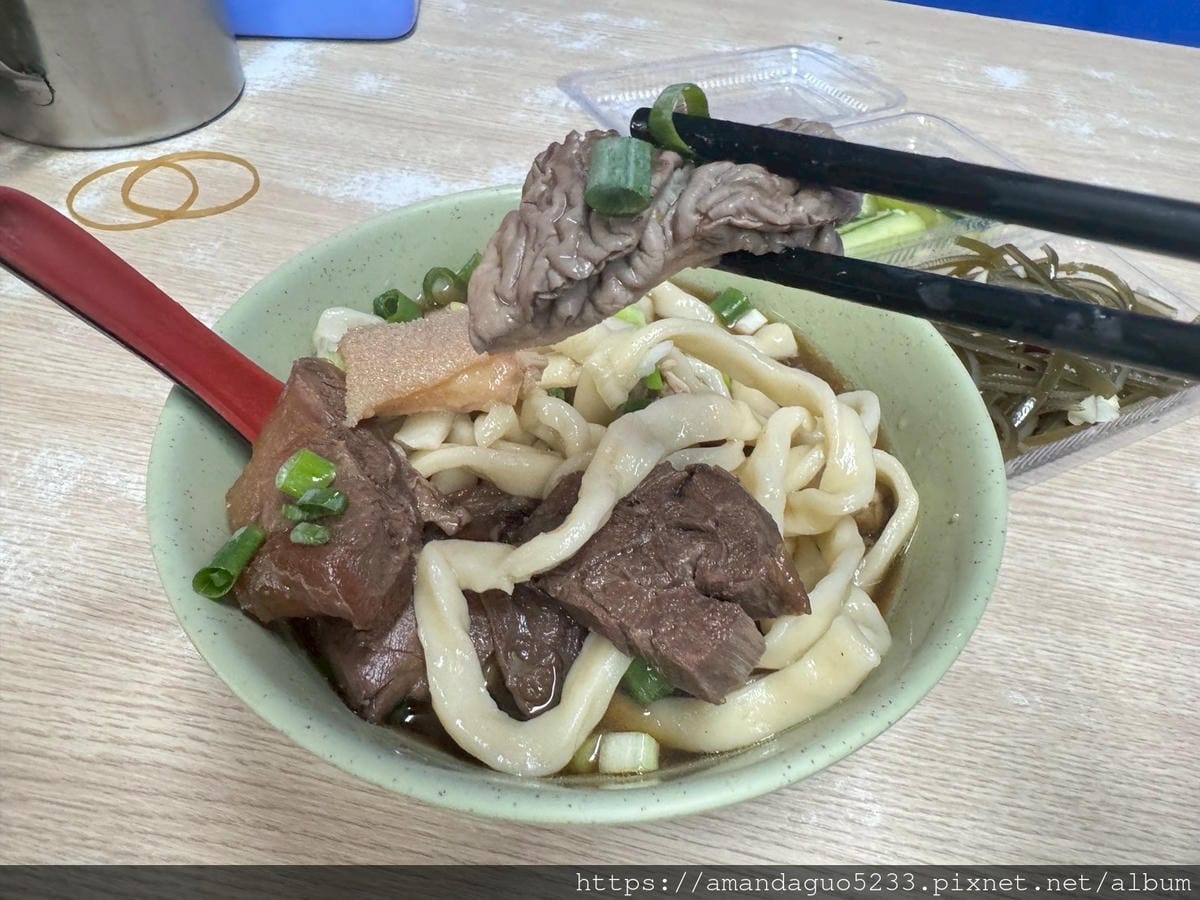 LINE_ALBUM_湯有微微中藥味很溫順,粗麵Q滑有咬勁,牛油不油酸菜不搶味,牛肉雜軟硬很剛_250604_36