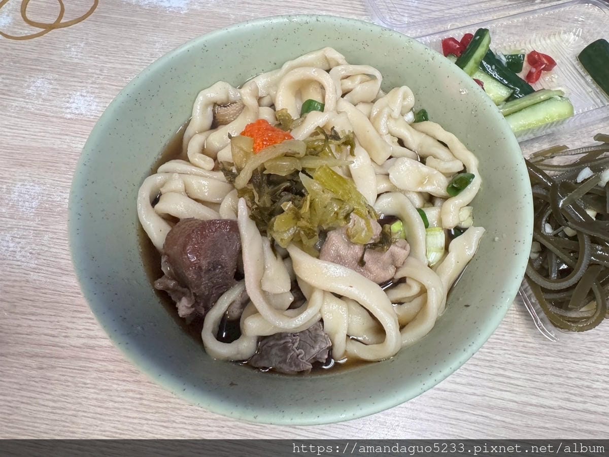 LINE_ALBUM_湯有微微中藥味很溫順,粗麵Q滑有咬勁,牛油不油酸菜不搶味,牛肉雜軟硬很剛_250604_45
