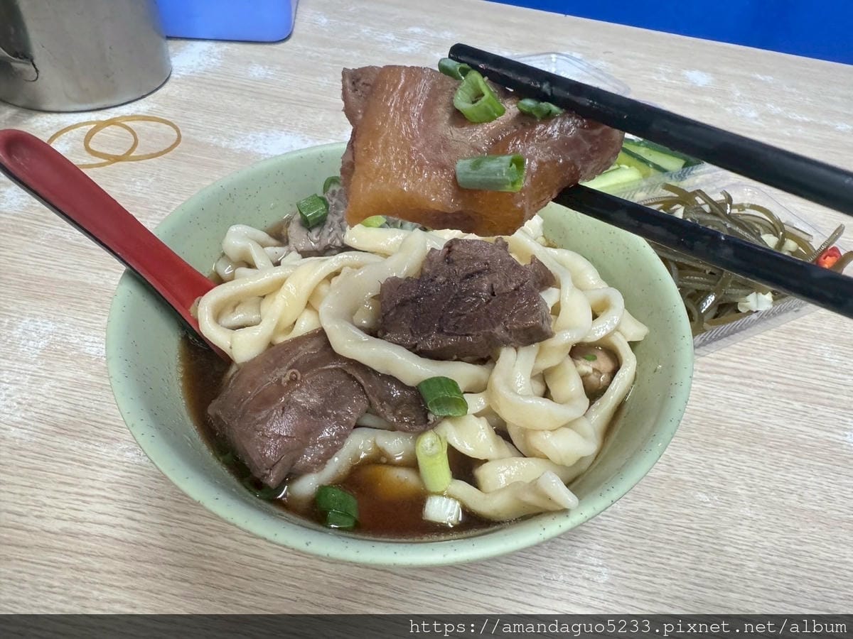 LINE_ALBUM_湯有微微中藥味很溫順,粗麵Q滑有咬勁,牛油不油酸菜不搶味,牛肉雜軟硬很剛_250604_34