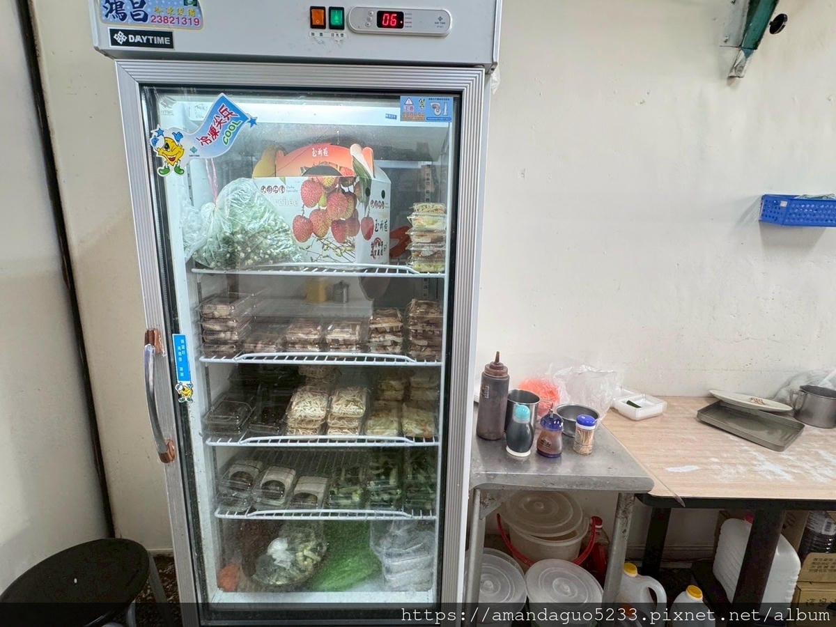 LINE_ALBUM_湯有微微中藥味很溫順,粗麵Q滑有咬勁,牛油不油酸菜不搶味,牛肉雜軟硬很剛_250604_9