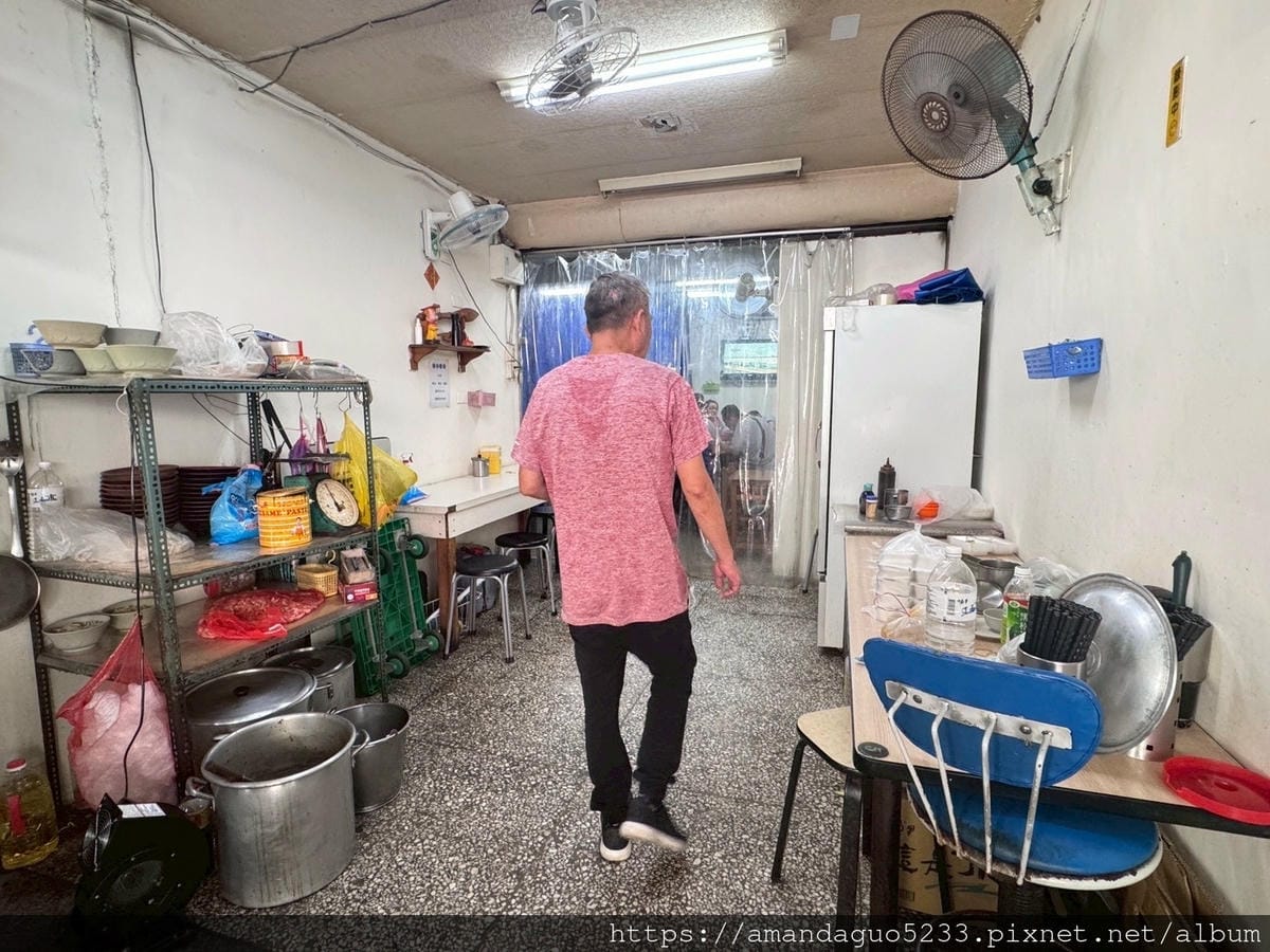 LINE_ALBUM_湯有微微中藥味很溫順,粗麵Q滑有咬勁,牛油不油酸菜不搶味,牛肉雜軟硬很剛_250604_7