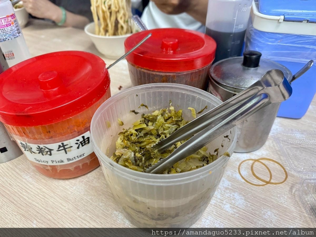LINE_ALBUM_湯有微微中藥味很溫順,粗麵Q滑有咬勁,牛油不油酸菜不搶味,牛肉雜軟硬很剛_250604_14
