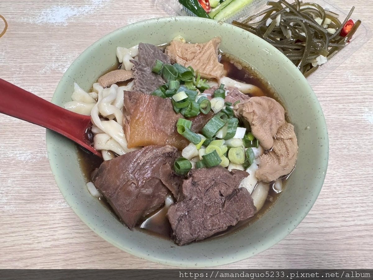 LINE_ALBUM_湯有微微中藥味很溫順,粗麵Q滑有咬勁,牛油不油酸菜不搶味,牛肉雜軟硬很剛_250604_28