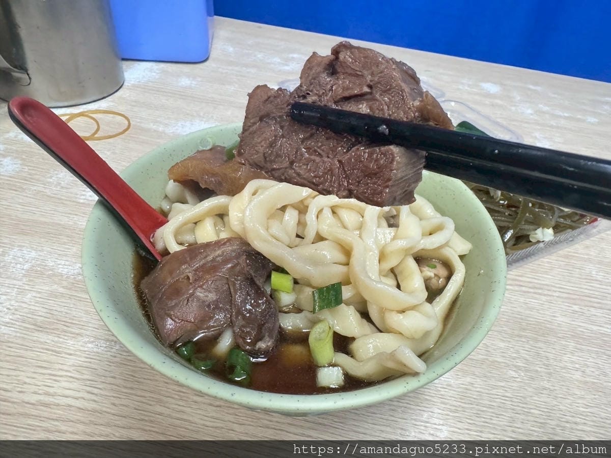 LINE_ALBUM_湯有微微中藥味很溫順,粗麵Q滑有咬勁,牛油不油酸菜不搶味,牛肉雜軟硬很剛_250604_33