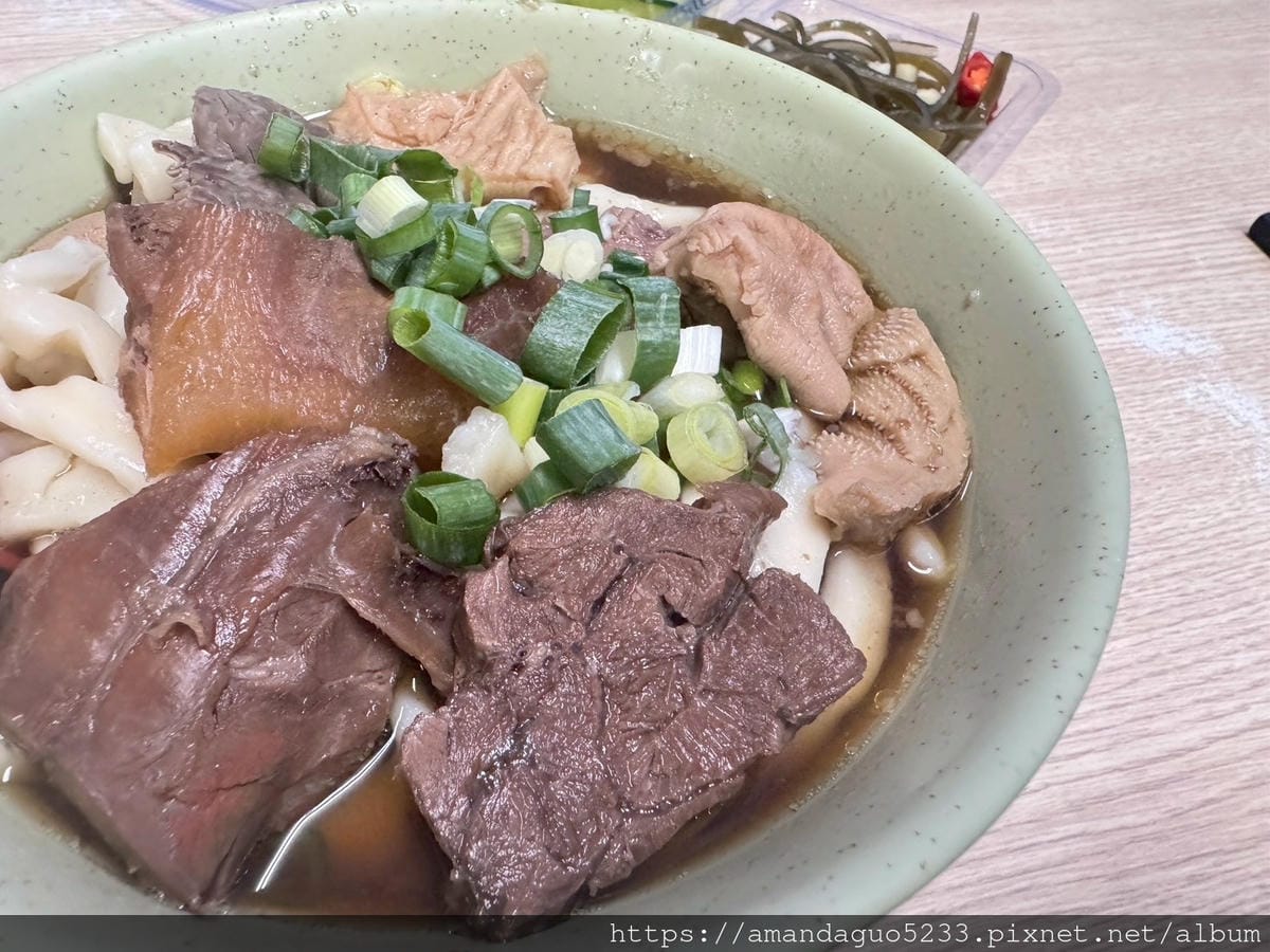 LINE_ALBUM_湯有微微中藥味很溫順,粗麵Q滑有咬勁,牛油不油酸菜不搶味,牛肉雜軟硬很剛_250604_27