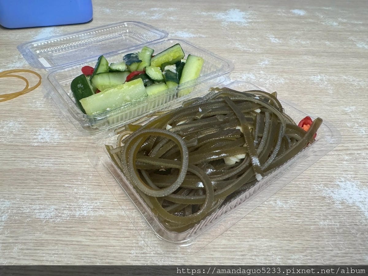 LINE_ALBUM_湯有微微中藥味很溫順,粗麵Q滑有咬勁,牛油不油酸菜不搶味,牛肉雜軟硬很剛_250604_12