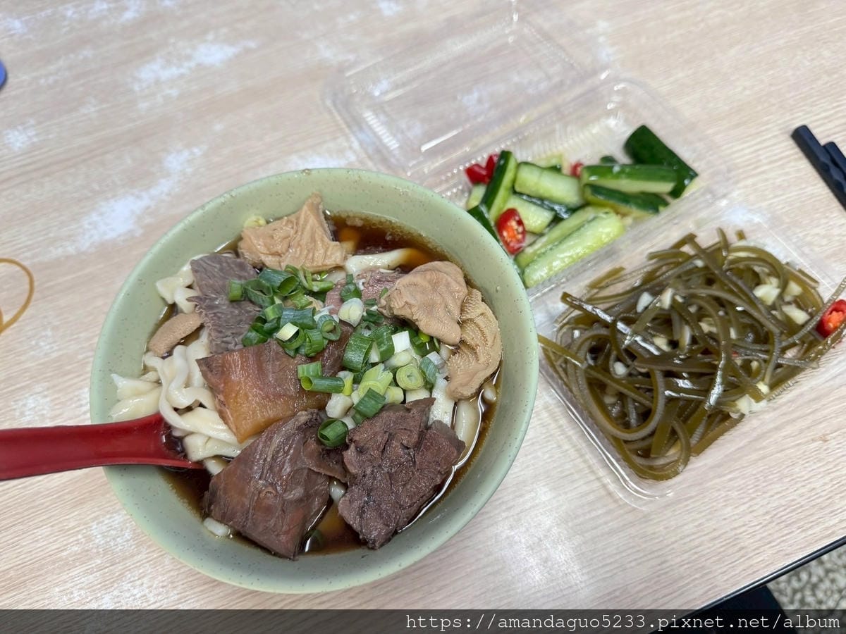 LINE_ALBUM_湯有微微中藥味很溫順,粗麵Q滑有咬勁,牛油不油酸菜不搶味,牛肉雜軟硬很剛_250604_21